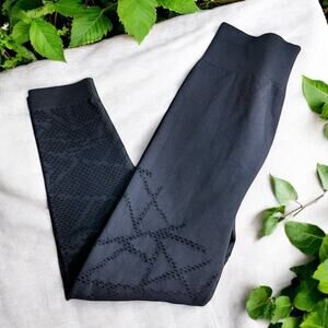 Fabletics Demi Lovato Black Seamless Perforated Athletic Leggings Sz XS Crop